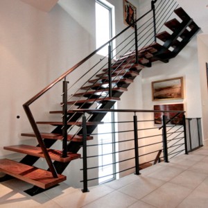 Лестница на второй этаж на металлическом каркасе из стального листа cо ступенями из сосны